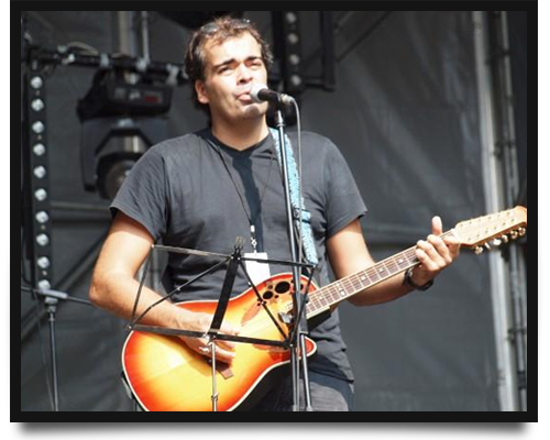 Jordi Sandalinas singing and playing acoustic guitar live